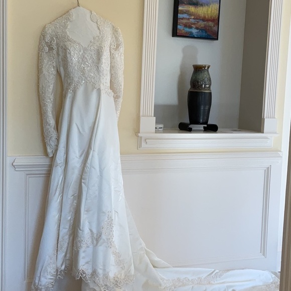 Stunning Vintage Custom Wedding Dress - Picture 1 of 12